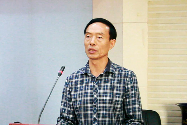 廖名杰宣读获奖助学生名单。.jpg