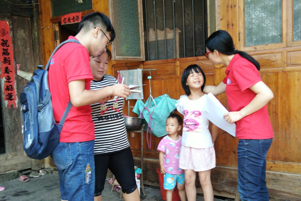 1501668488565084189.jpg 学生在做问卷调查时带队老师同小朋友亲切交谈 金远亮摄.jpg