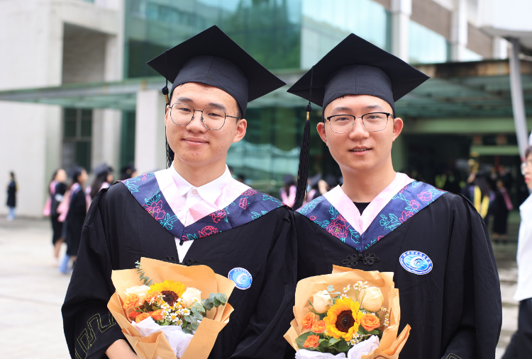 1655457506598028798.png 合影2 外包拍.png