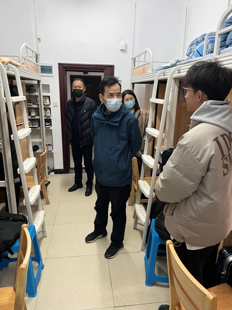 1669967140295013091.jpg 李雪山深入学生宿舍走访.jpg