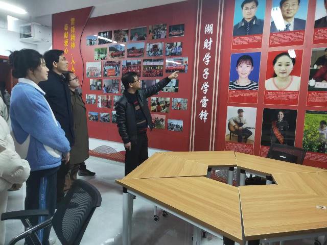 1677462966327076098.jpg 参观“钱能学子学雷锋”展示墙.jpg