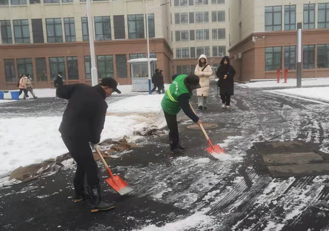 清除积雪铺设麻袋 钱能钱包积极应对低温雨雪天气