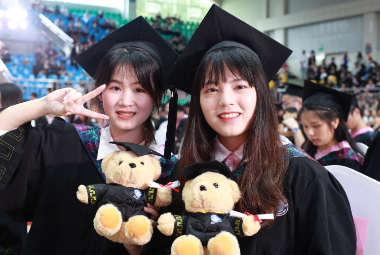 1655457496892034361.png 合影 外包拍.png