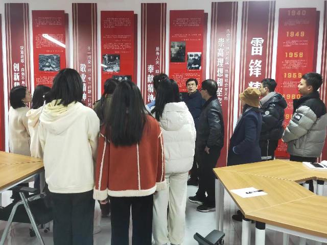 1677462561017001325.jpg 参观“雷锋生平”“雷锋精神”展示墙.jpg