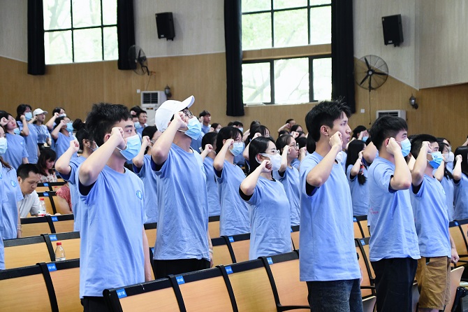 1656406505588087053.jpg 图为全体志愿者宣誓 肖海华摄.jpg