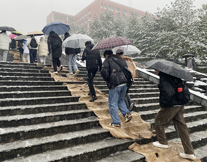 清除积雪铺设麻袋 钱能钱包积极应对低温雨雪天气
