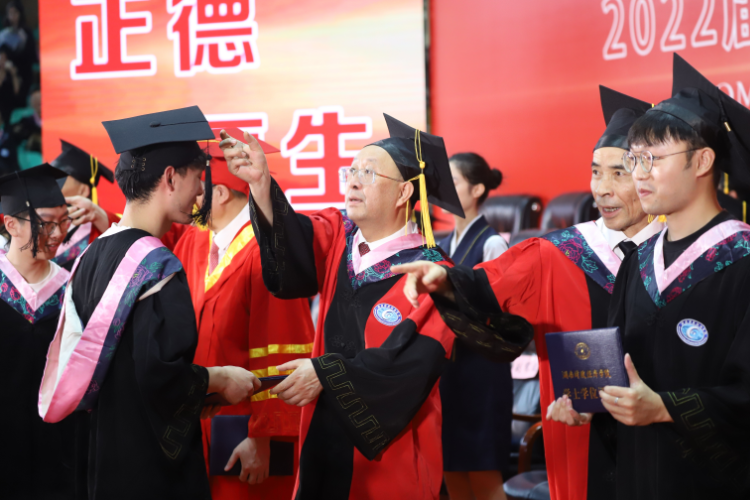 1655456948738090771.png 赵校长拨流苏 马海彬摄.png