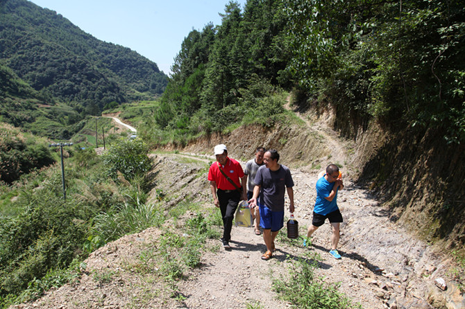 王焕清翻山越岭前往结对帮扶的贫困户家。_副本.jpg