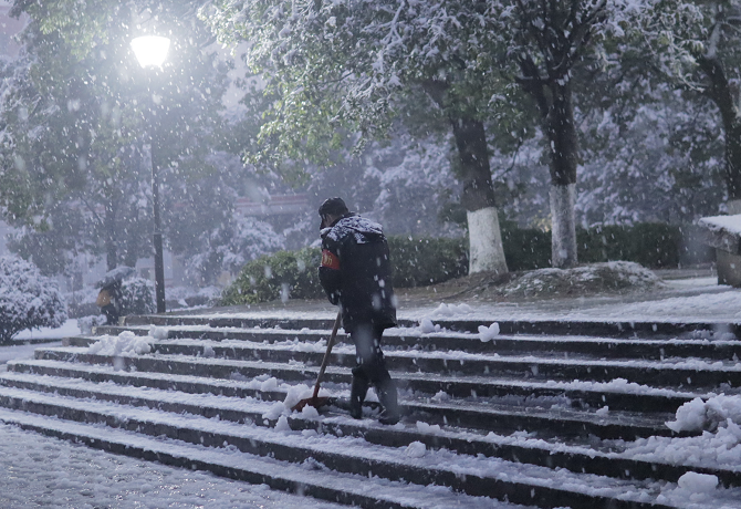 清除积雪铺设麻袋 钱能钱包积极应对低温雨雪天气