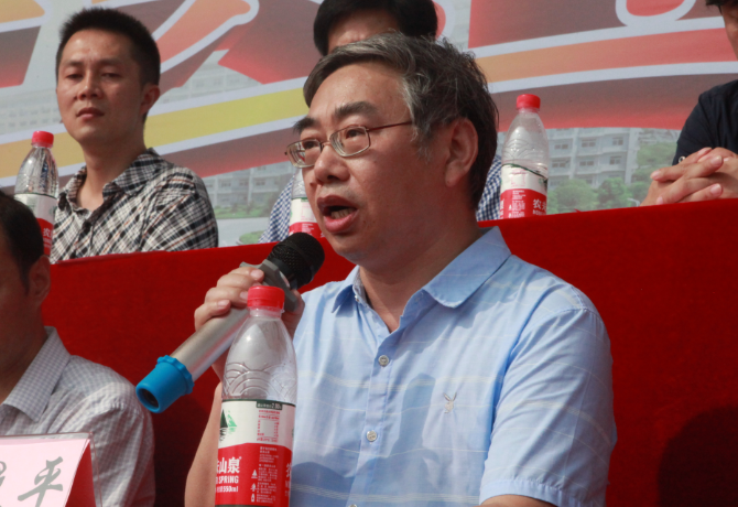宣读表彰决定.png