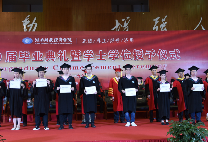 1561116696423043007.png 优秀毕业生 (1).png