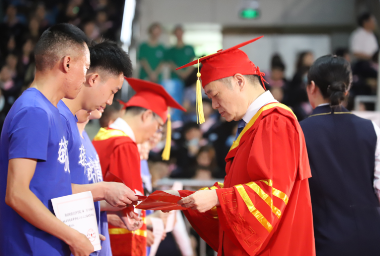 1655455745451061118.png 肖颁发证书 马海彬摄.png