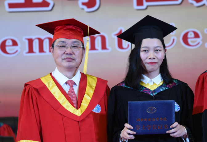 1561115021995055992.png 刘长庚与毕业生合影.png